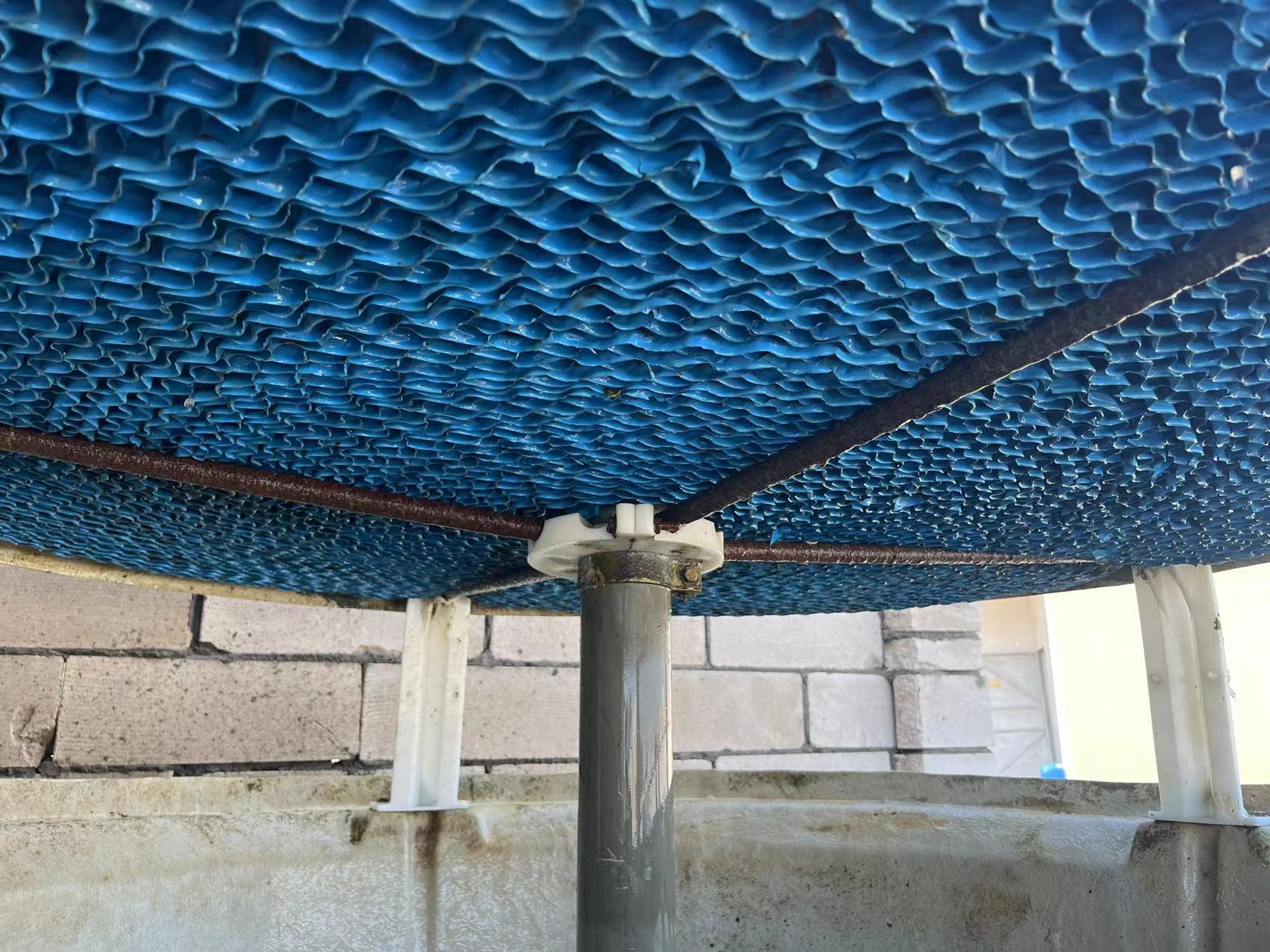 水塔底盘老是有粘泥怎么处理?